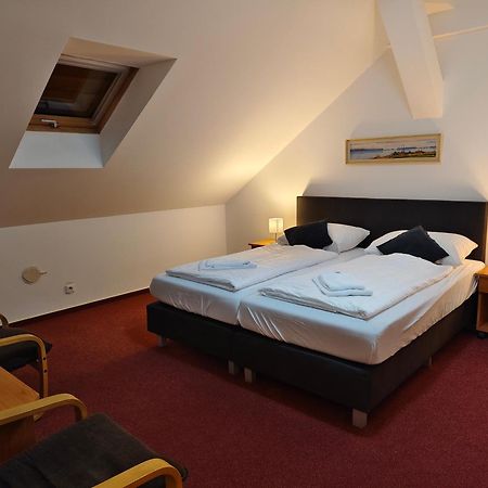 Hotel Bily Konicek Trebon Bagian luar foto