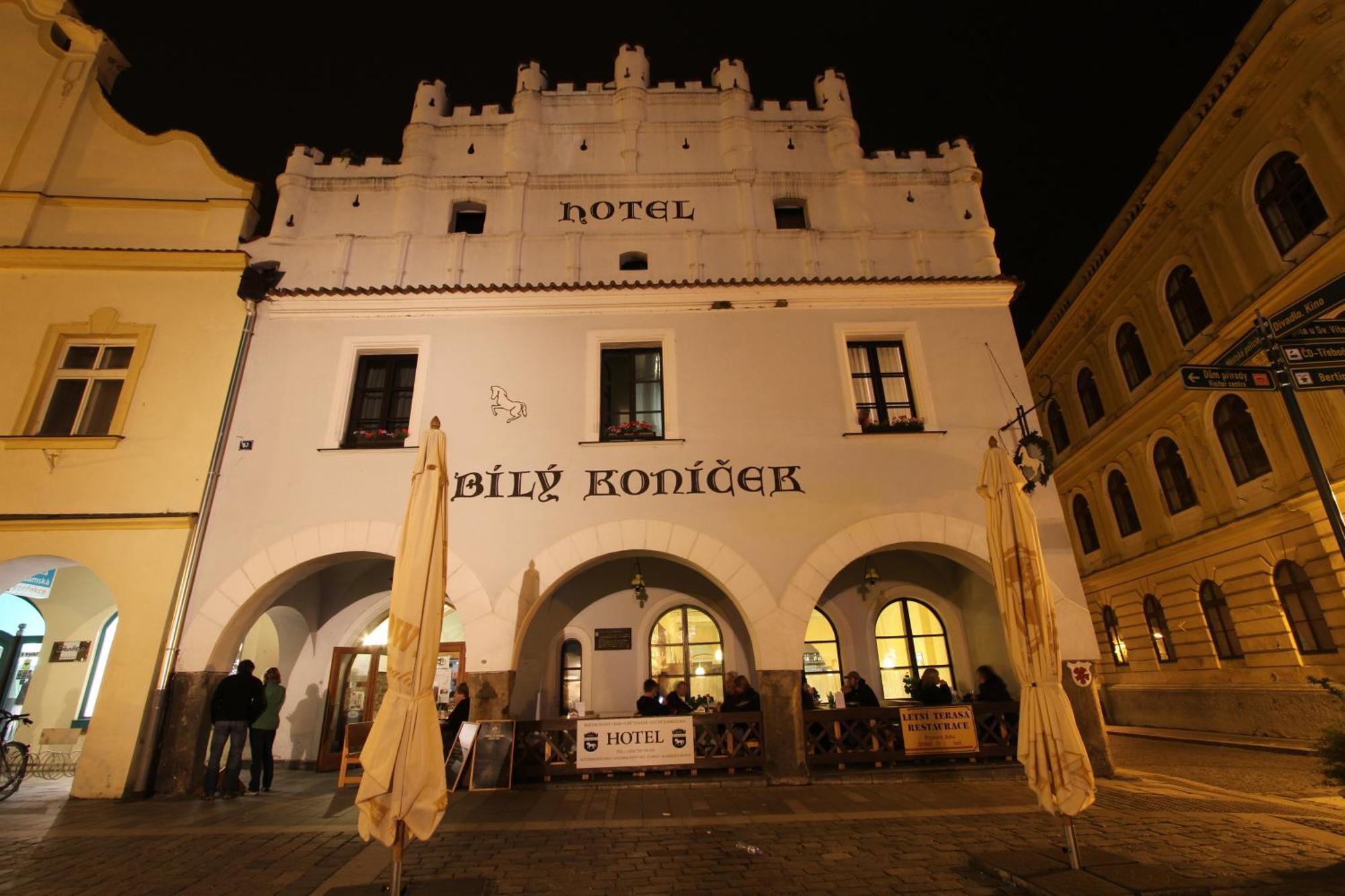 Hotel Bily Konicek Trebon Bagian luar foto