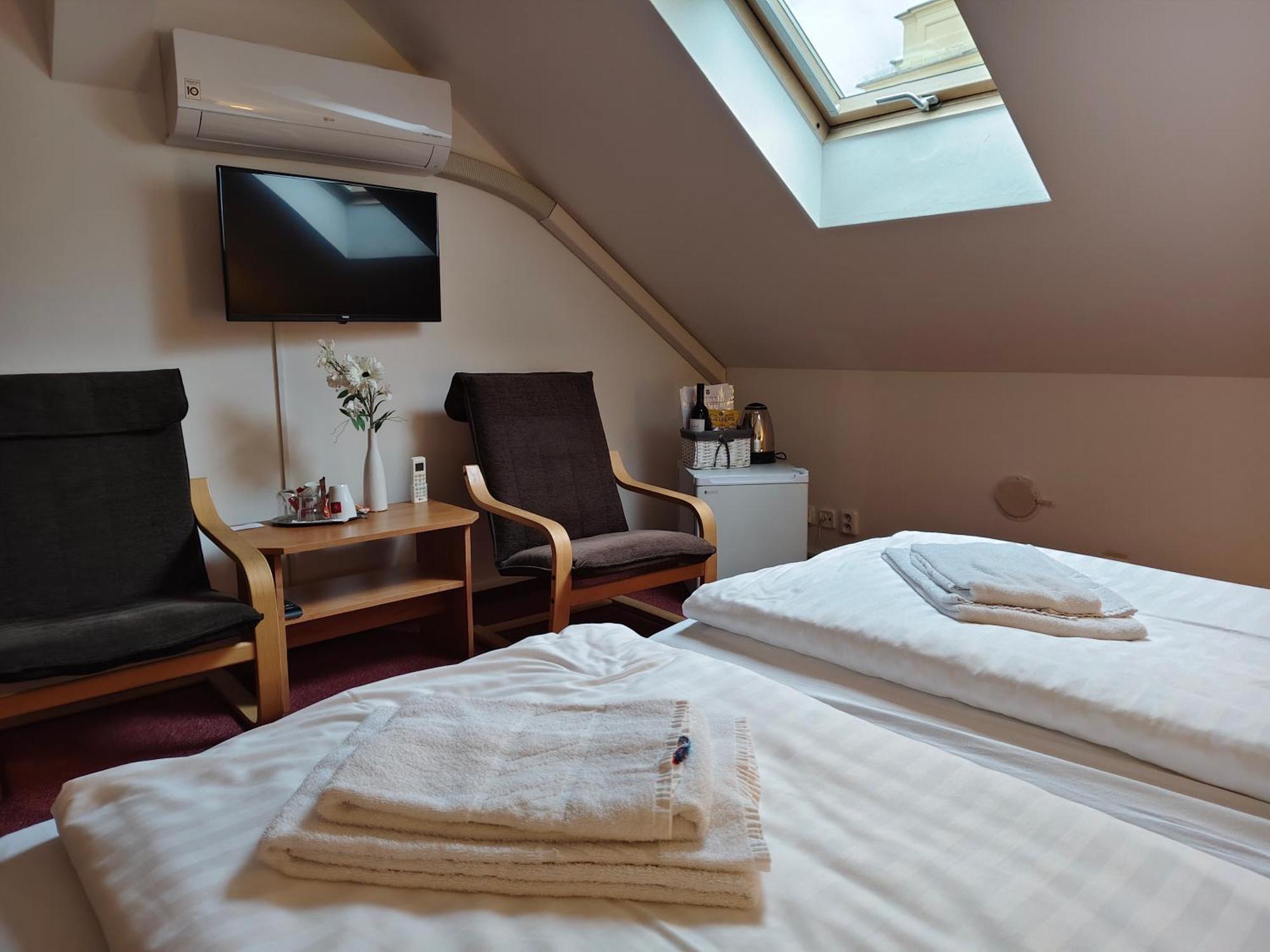 Hotel Bily Konicek Trebon Bagian luar foto