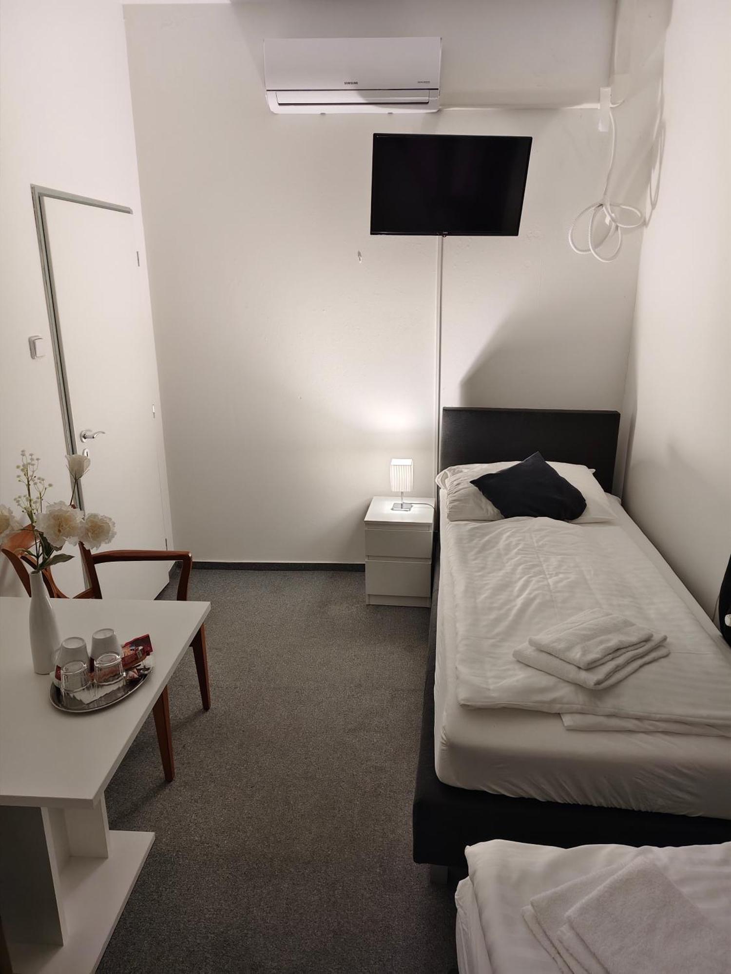 Hotel Bily Konicek Trebon Bagian luar foto