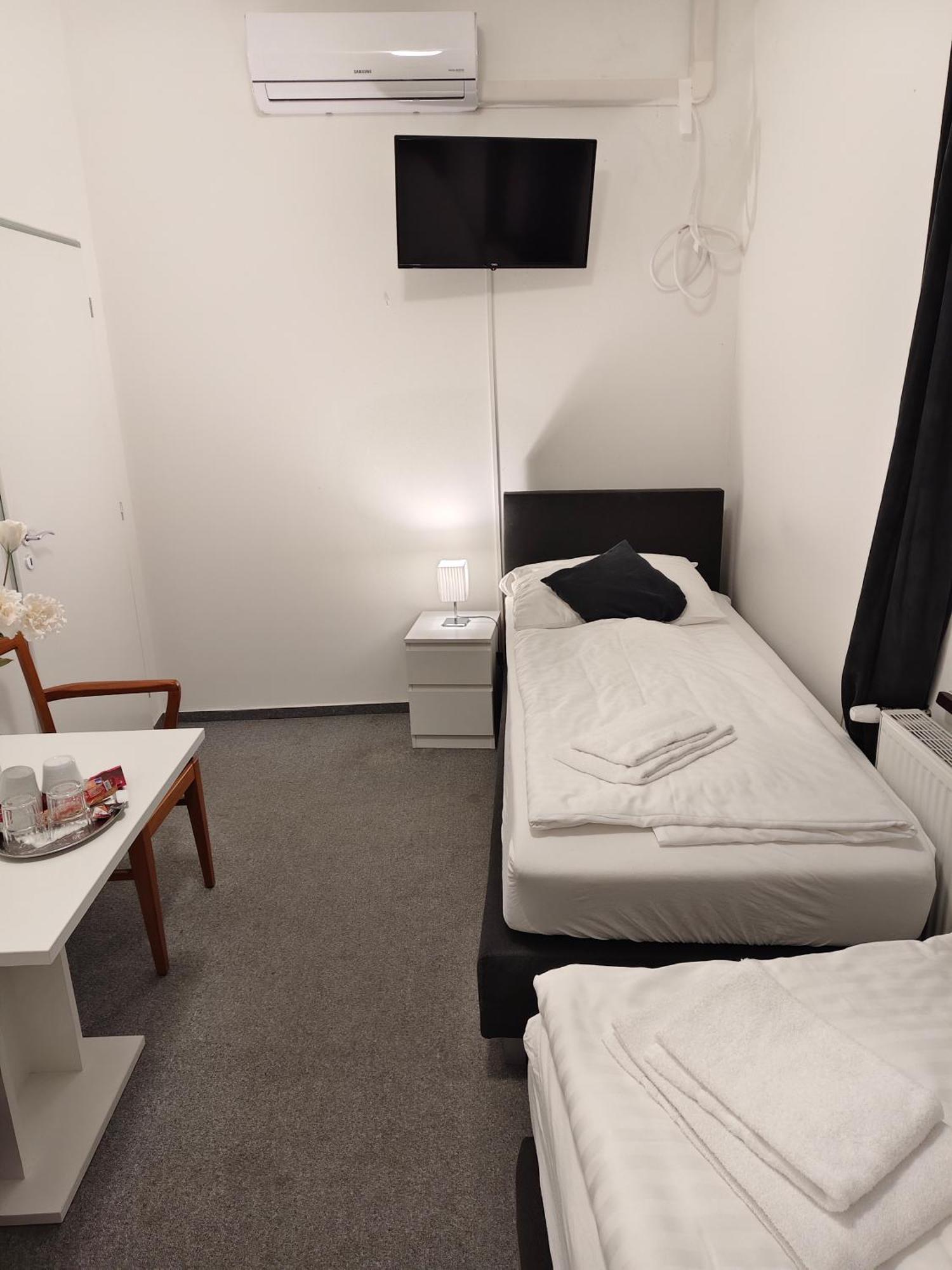 Hotel Bily Konicek Trebon Bagian luar foto