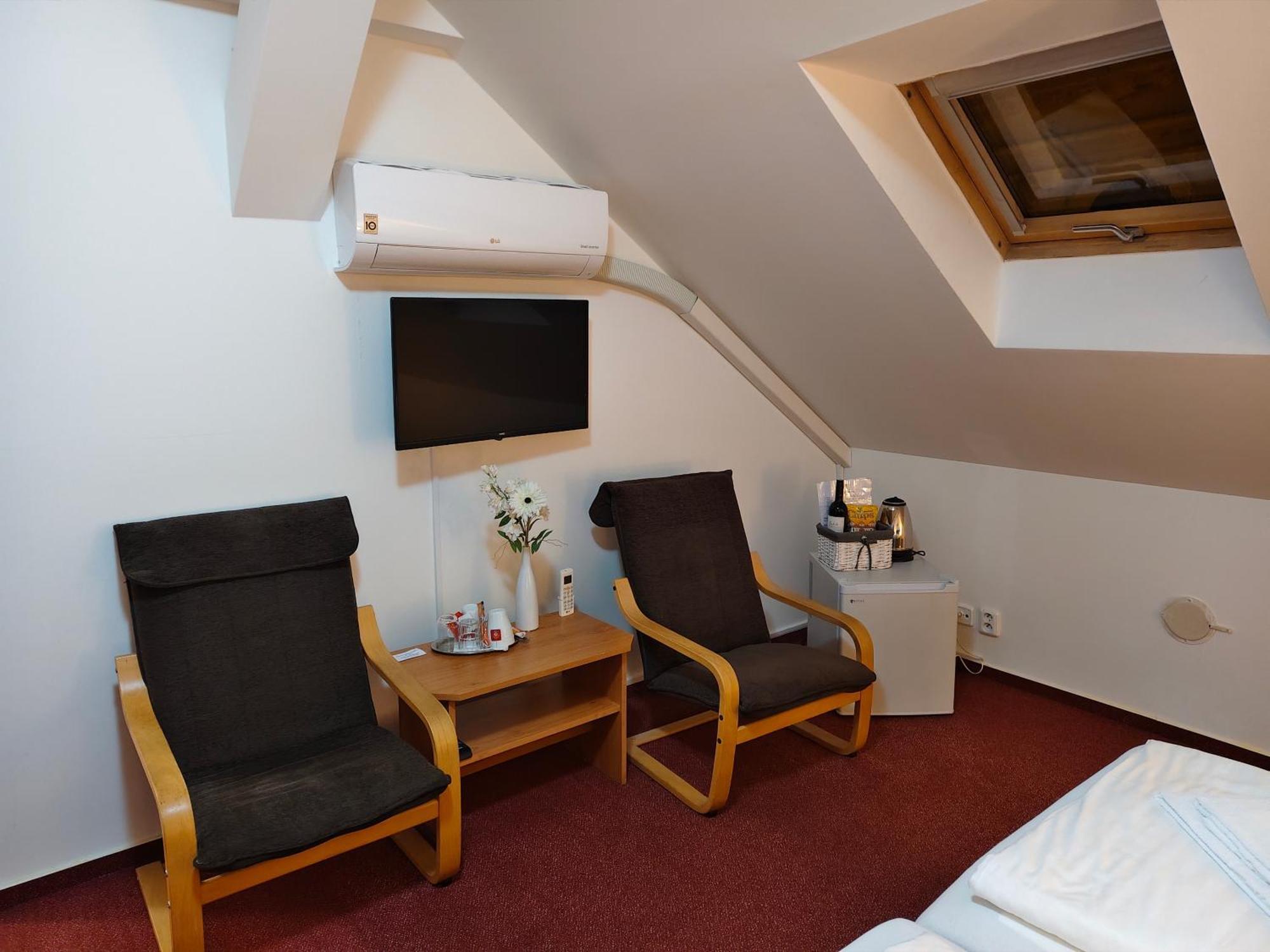 Hotel Bily Konicek Trebon Bagian luar foto