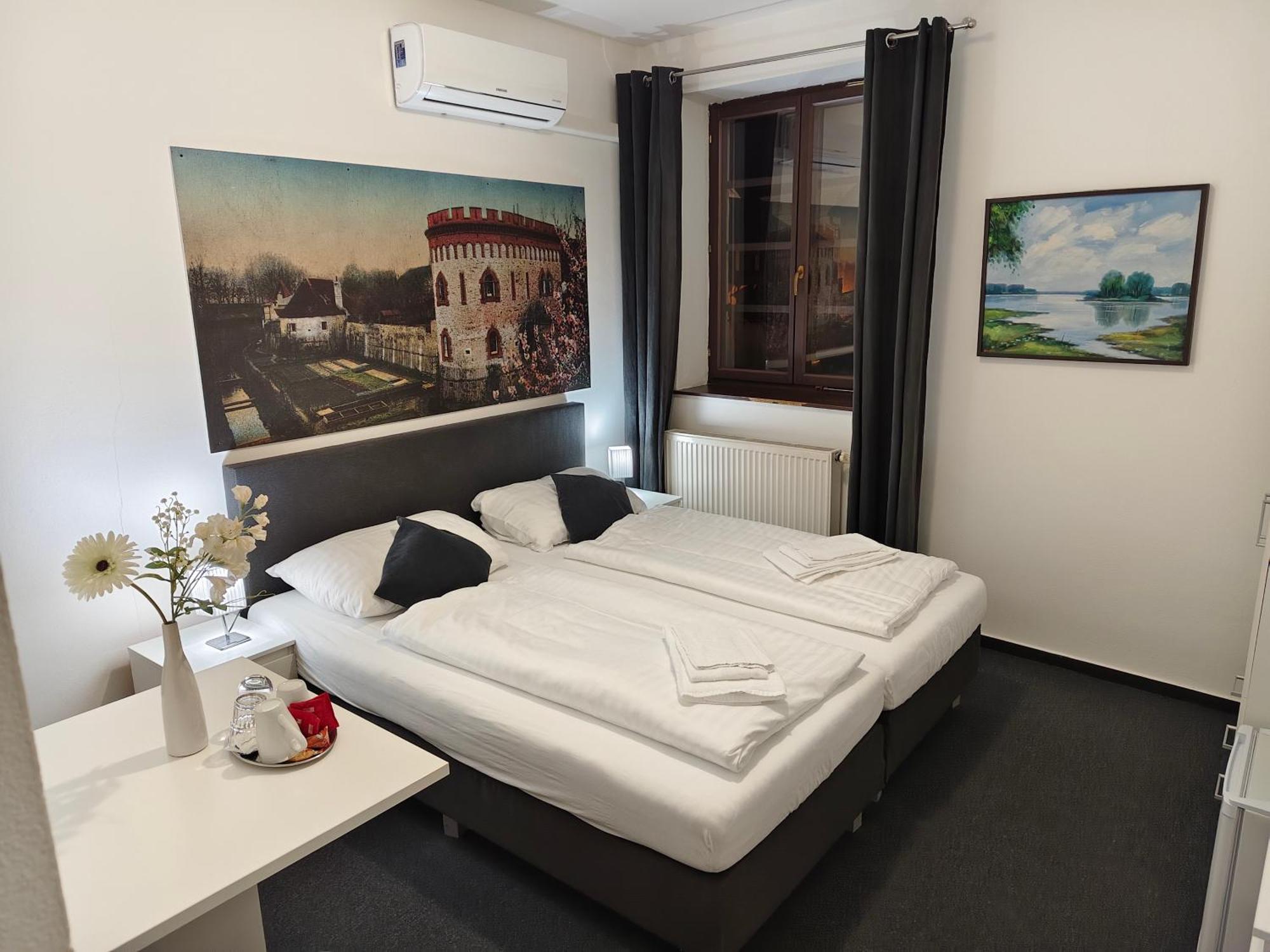 Hotel Bily Konicek Trebon Bagian luar foto