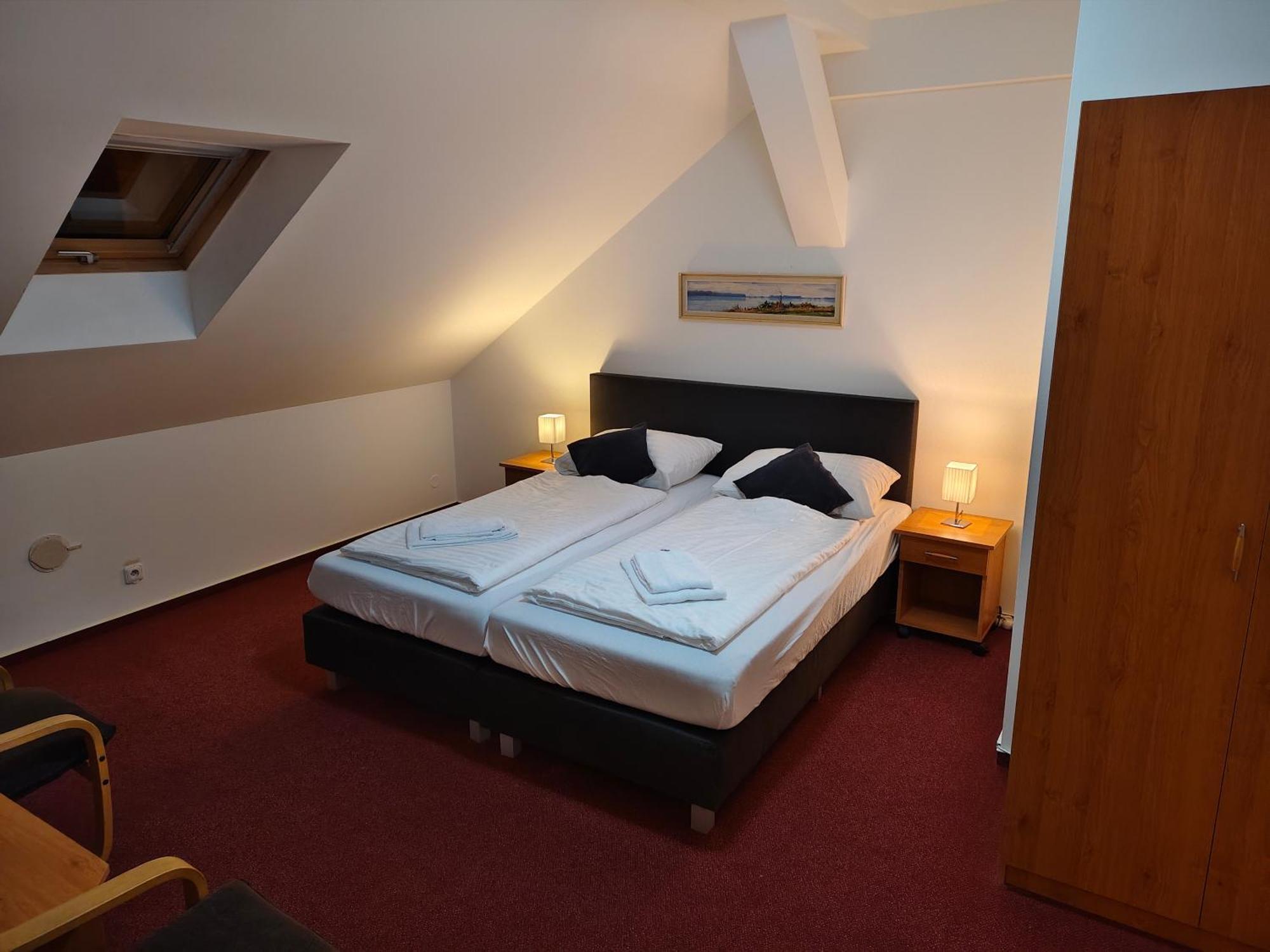 Hotel Bily Konicek Trebon Bagian luar foto