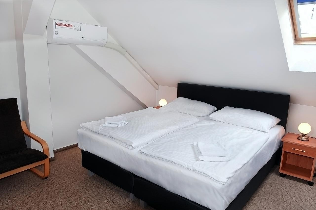 Hotel Bily Konicek Trebon Bagian luar foto
