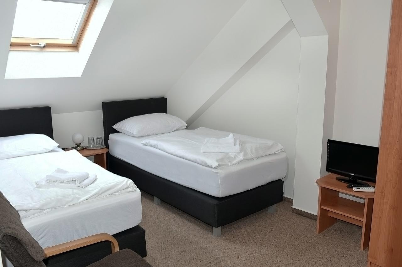 Hotel Bily Konicek Trebon Bagian luar foto