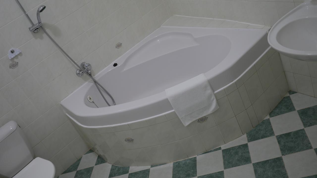 Hotel Bily Konicek Trebon Bagian luar foto