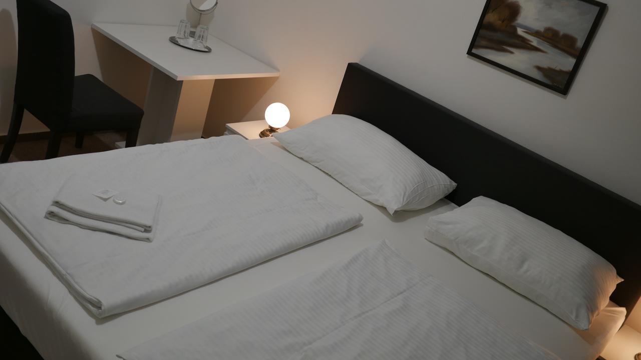 Hotel Bily Konicek Trebon Bagian luar foto
