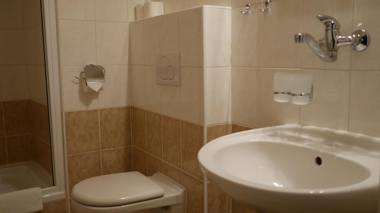 Hotel Bily Konicek Trebon Bagian luar foto