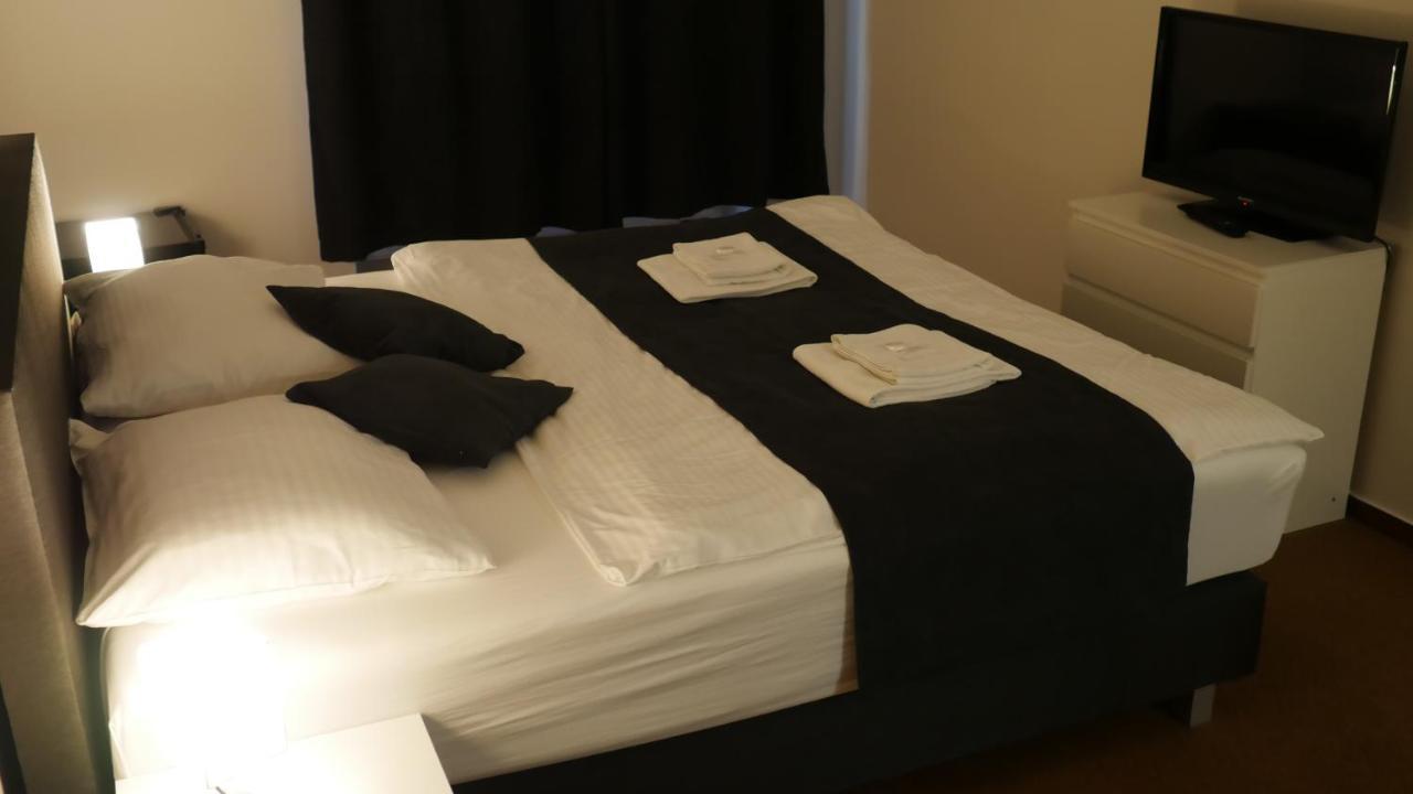 Hotel Bily Konicek Trebon Bagian luar foto