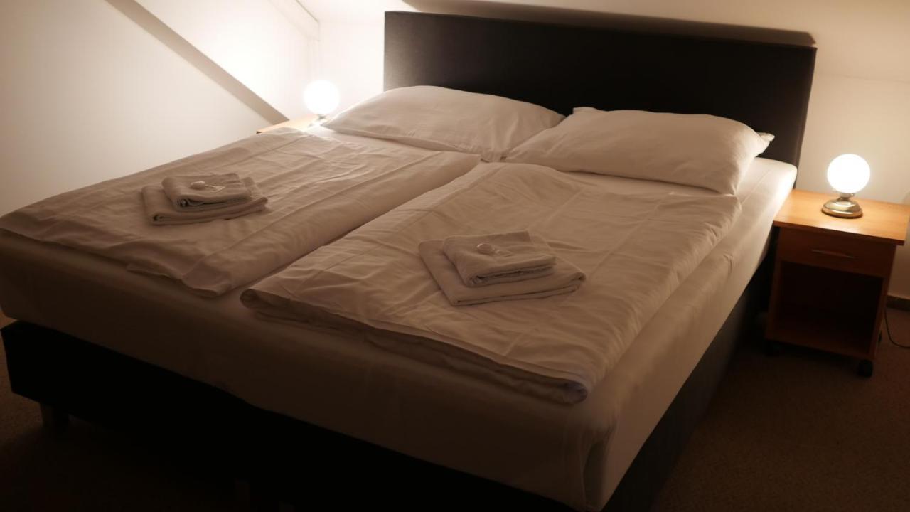 Hotel Bily Konicek Trebon Bagian luar foto