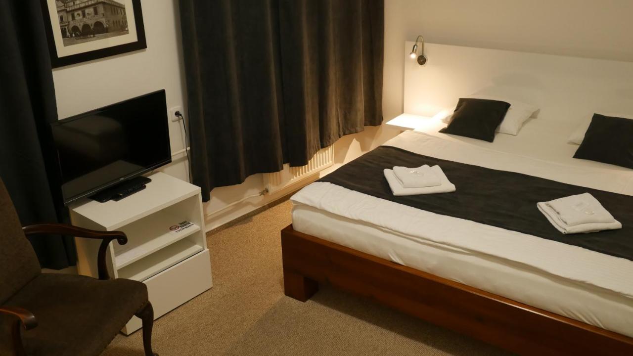 Hotel Bily Konicek Trebon Bagian luar foto