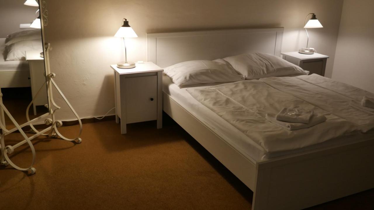 Hotel Bily Konicek Trebon Bagian luar foto